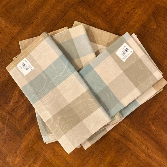 Ten New Checkered Dinner Napkins - Picture 3 of 4